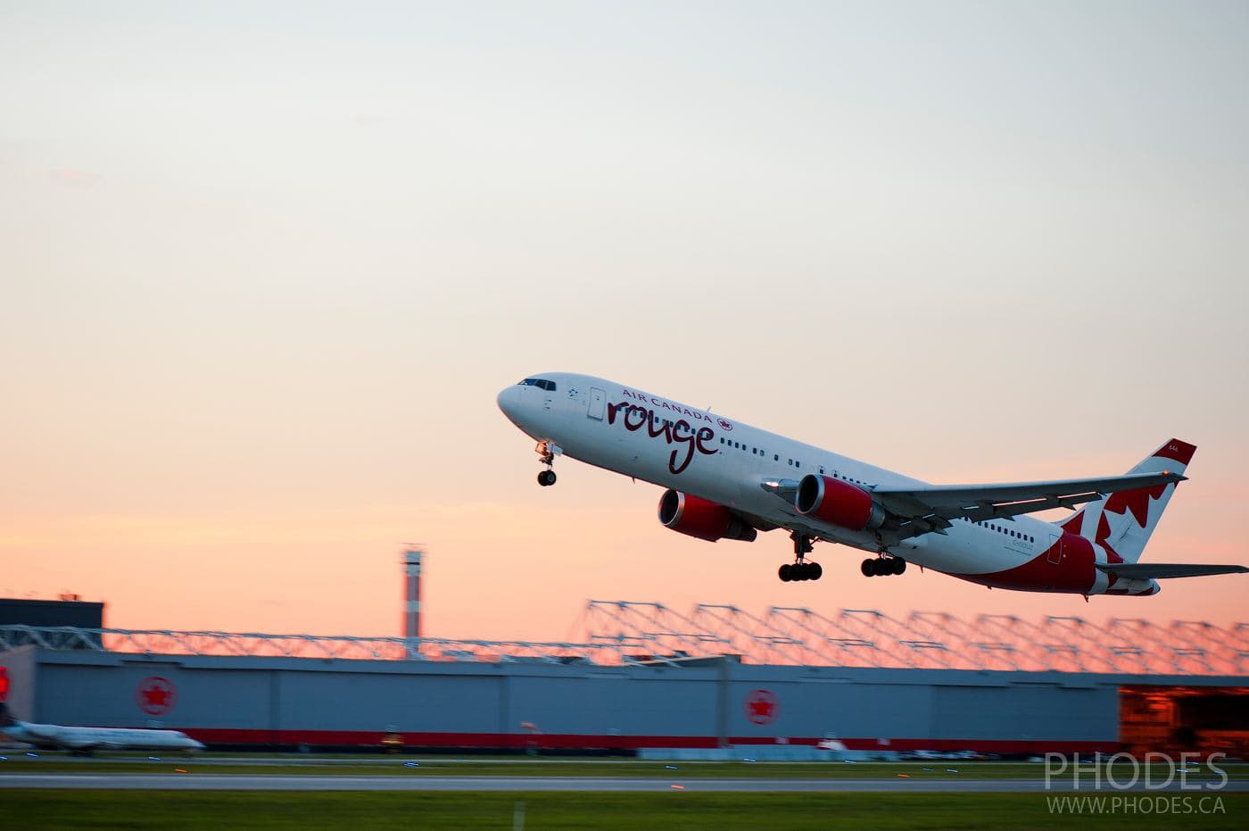 Atterrissage de l’avion Air Canada Rouge - Aéroport Montréal Trudeau