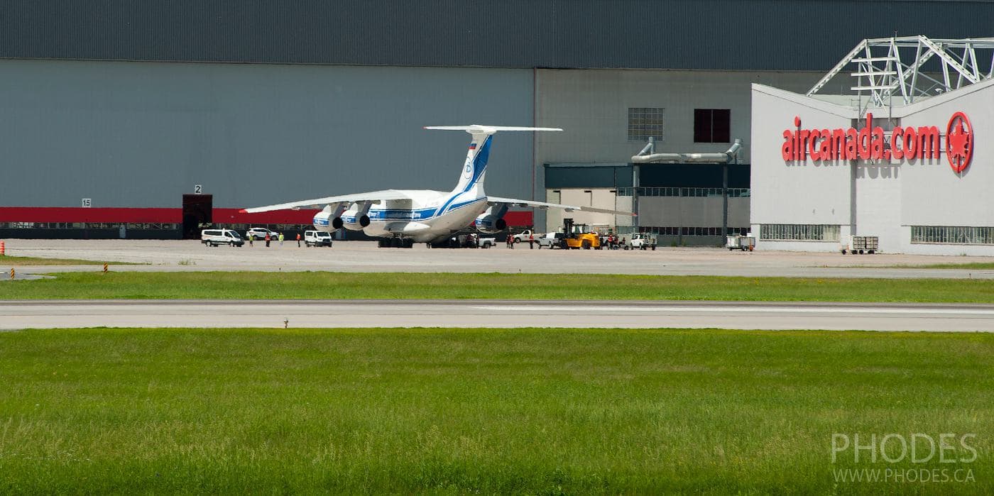 Русский самолет ИЛ-76 - аэропорт Монреаль Трюдо