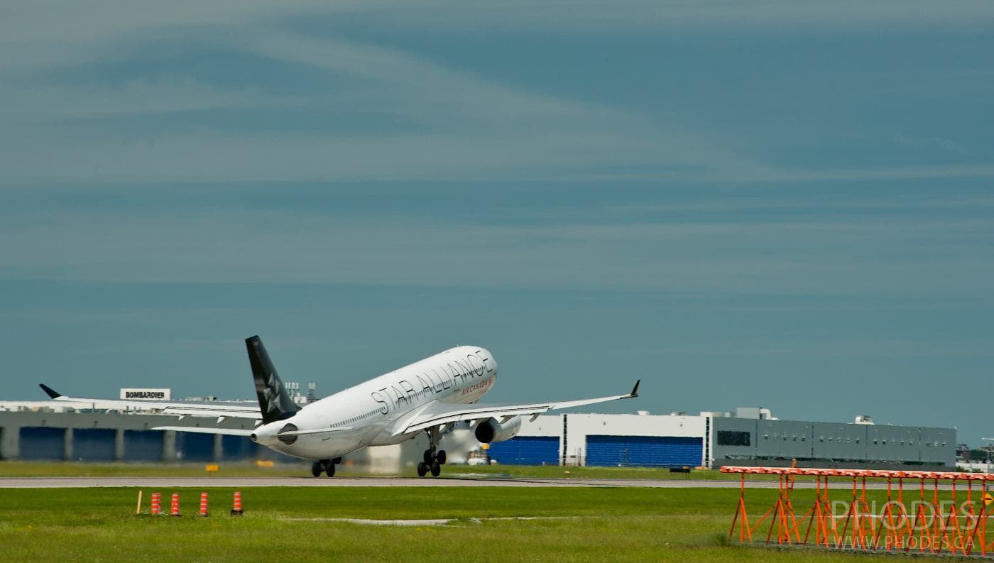 Взлет самолета Star Alliance - аэропорт Монреаль Трюдо