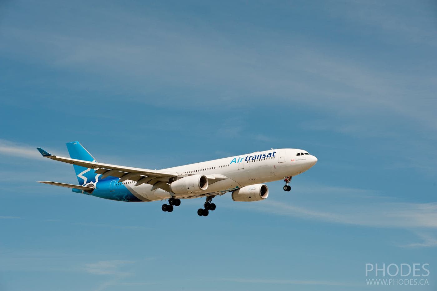 Самолет Air Transat в небе перед посадкой - аэропорт Монреаль Трюдо