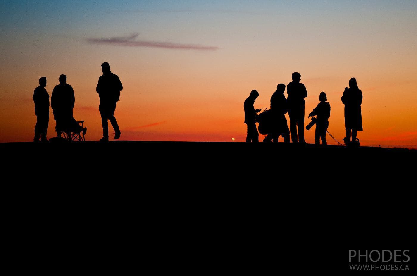 Planespotters on sunset from Jacques-de-Lesseps observatory park
