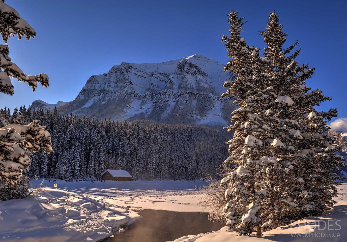 Le jour de soleil sur le Lac Louise en hiver