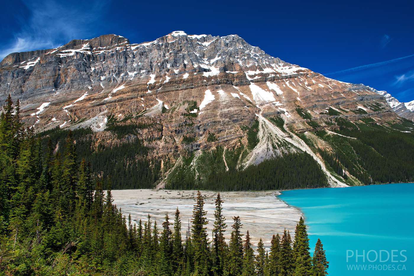 Озеро Peyto Lake - вид с берега - в парке Banff