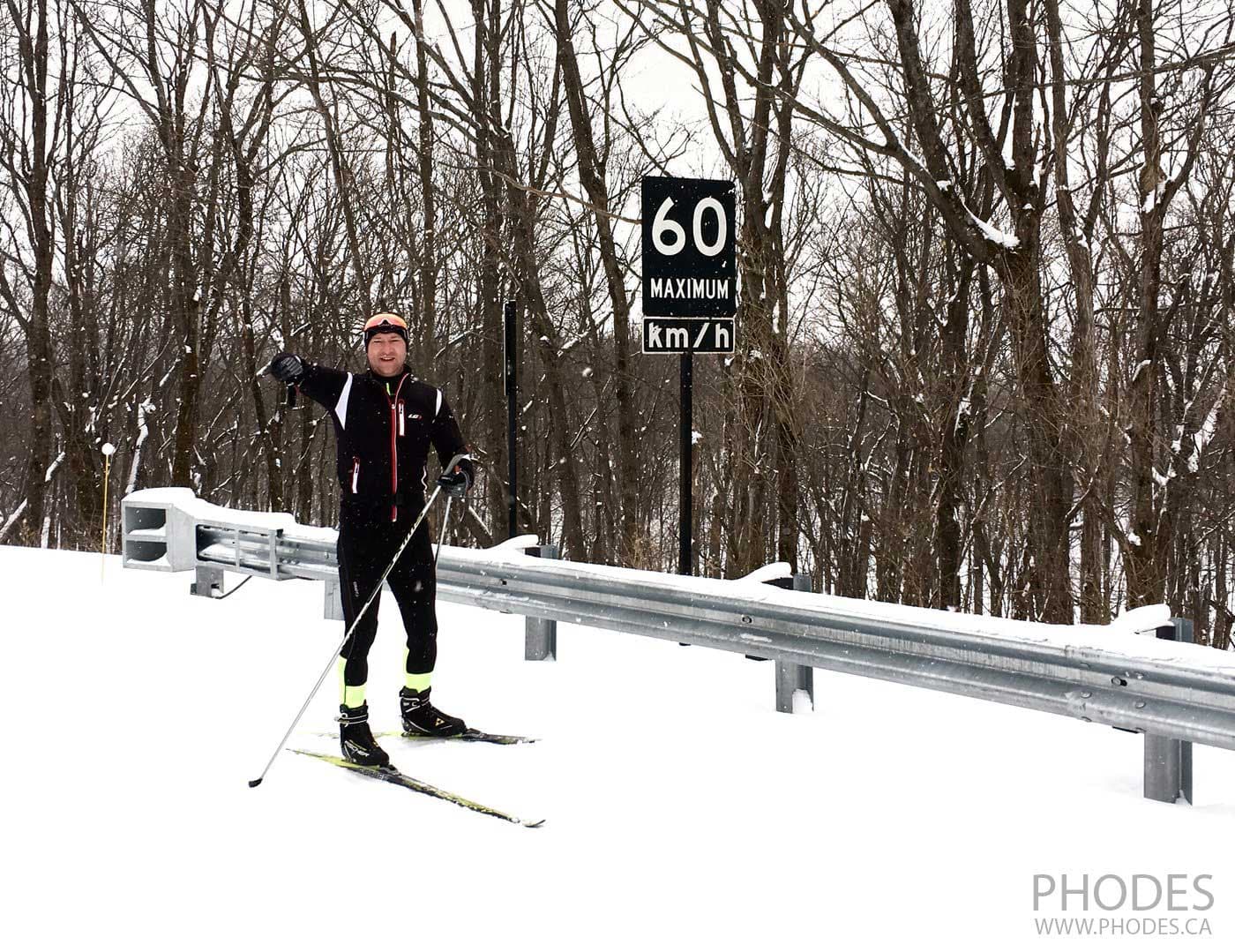 Ski de fond du pas de patin dans un park Gatineau