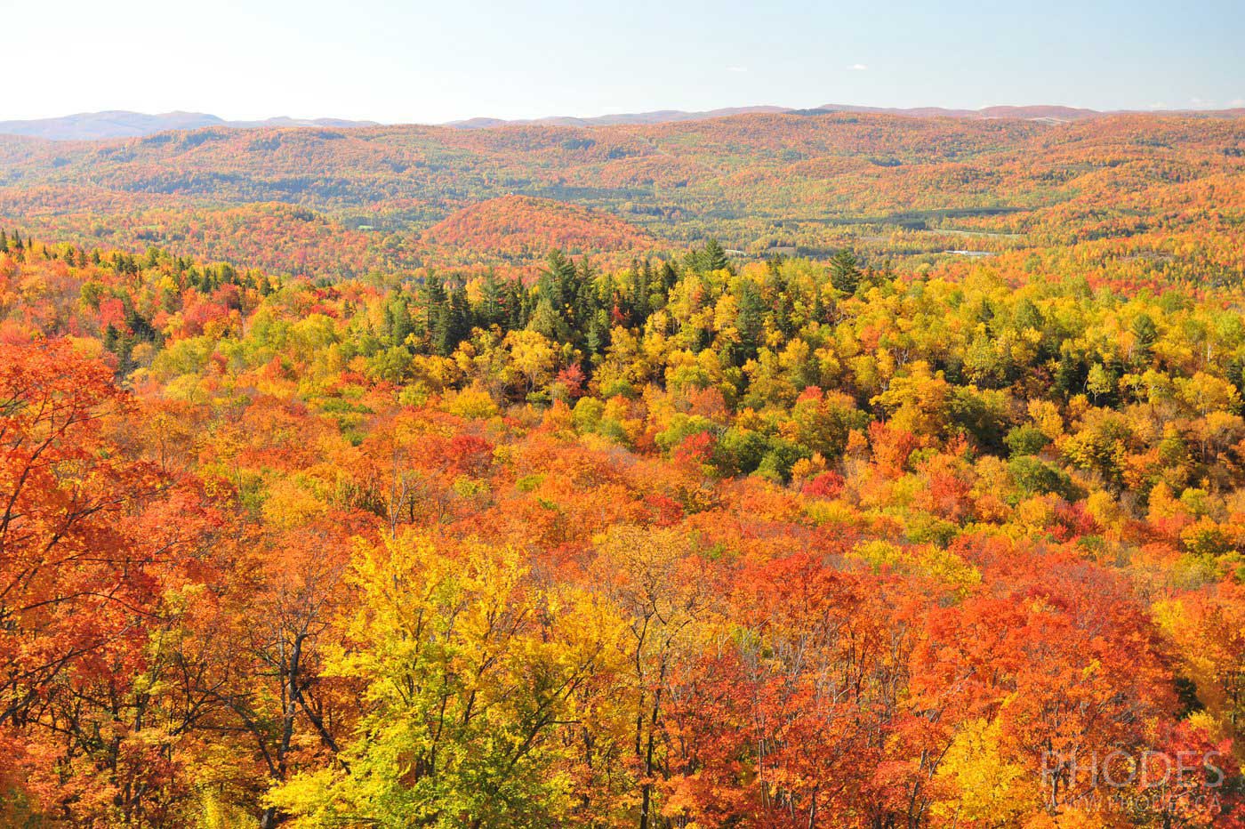 Вид с вершины горы Mont-Tremblant осенью